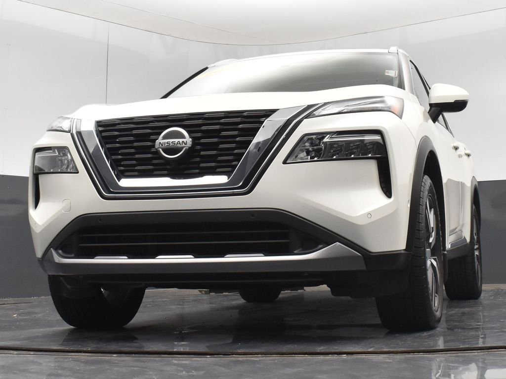 Used 2023 White Nissan SL image 25