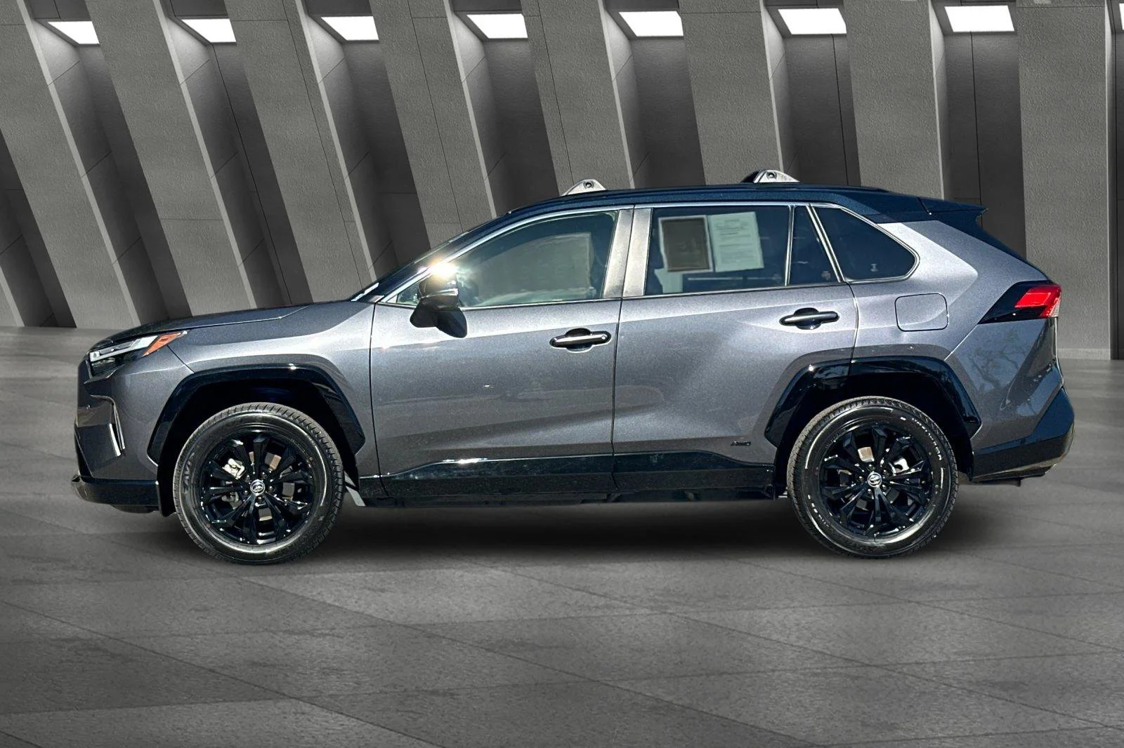 2025 Toyota RAV4 XSE - Photo 10