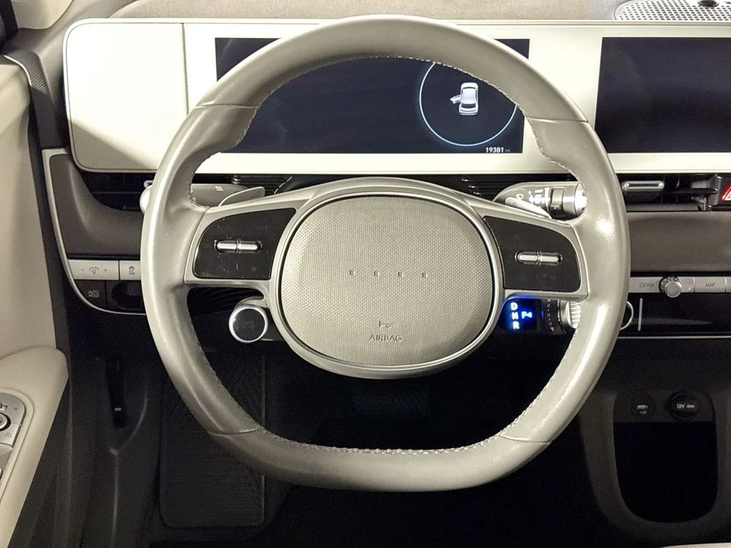 Used 2023 White Hyundai SE image 13