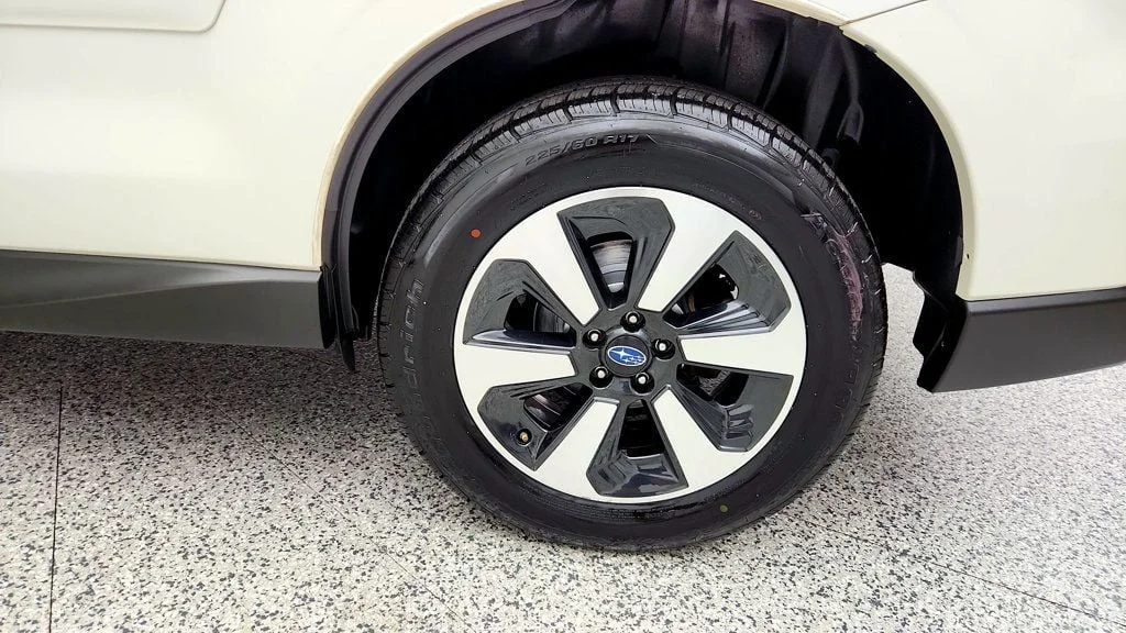 Used 2018 Crystal White Pearl Subaru 2.5i CVT w/ Alloy Wheel Package image 9