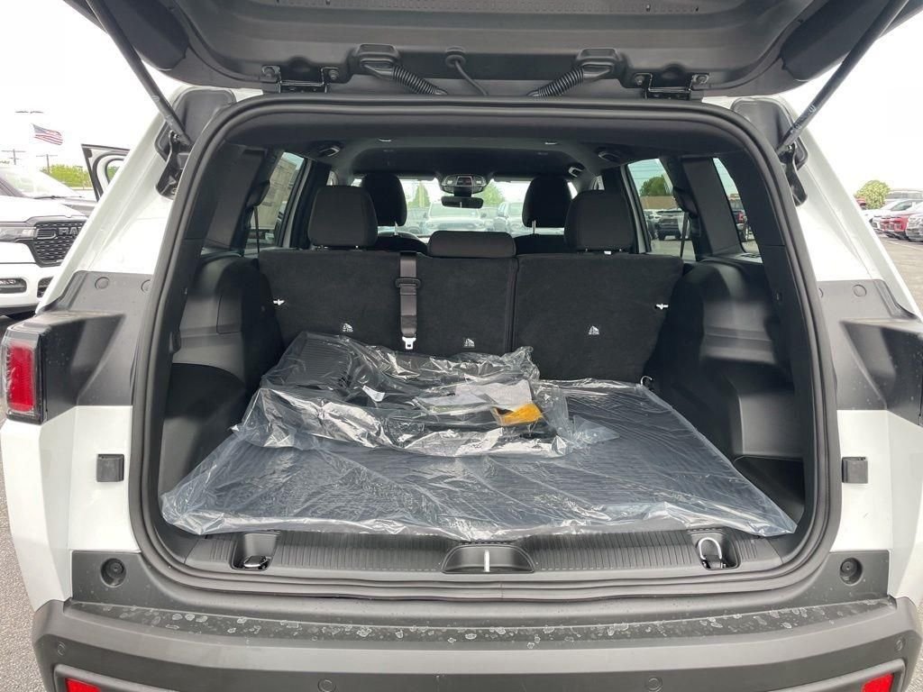 New 2026 Bright White Clear-Coat Exterior Paint Jeep Laredo image 33
