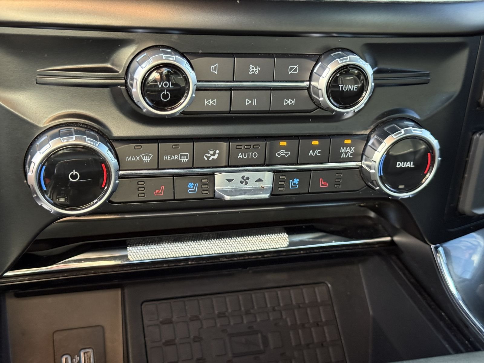 Used 2023 Gray Metallic Ford Lariat image 26