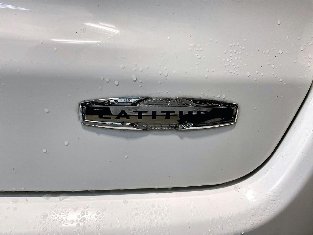 Used 2018 White Jeep Latitude image 30