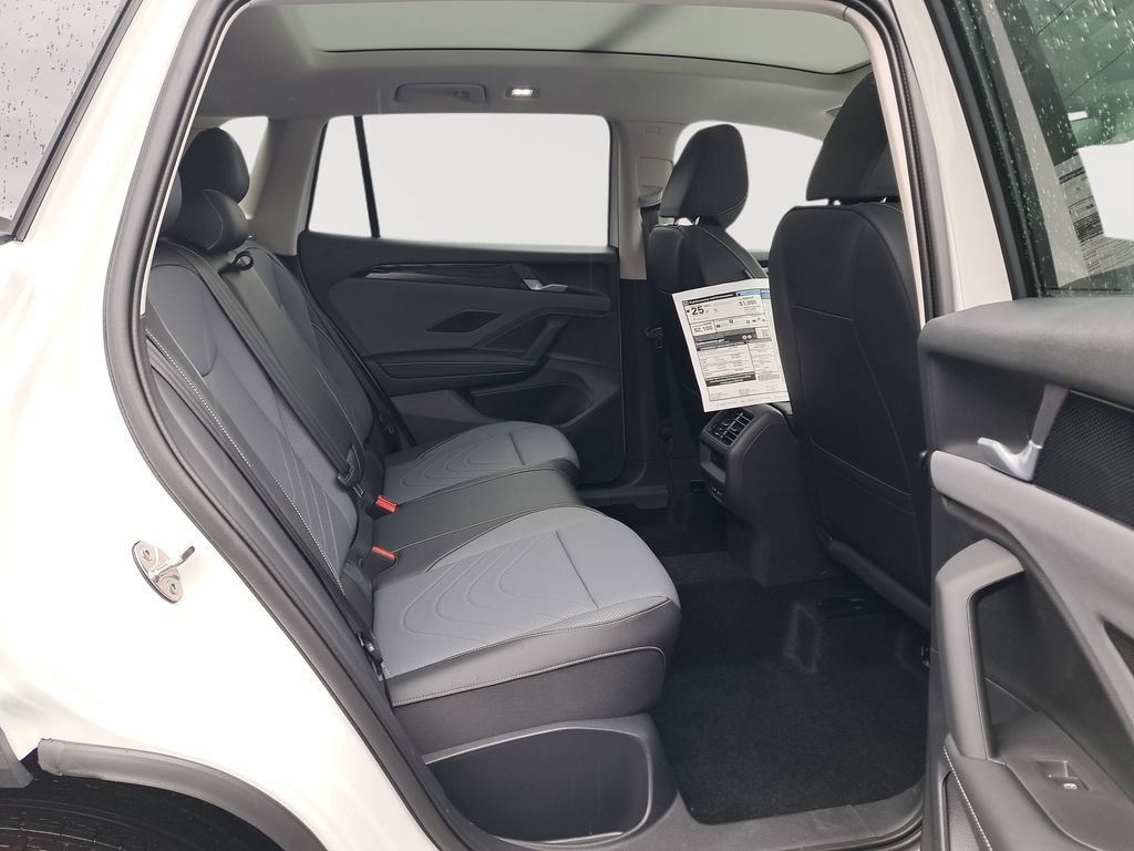 New 2025 White/off-white Volkswagen 2.0T SE image 12