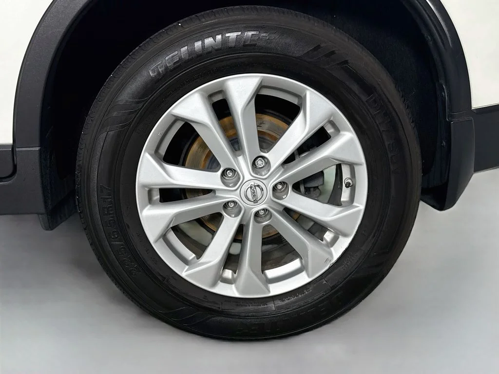 Used 2016 White Nissan SV image 32