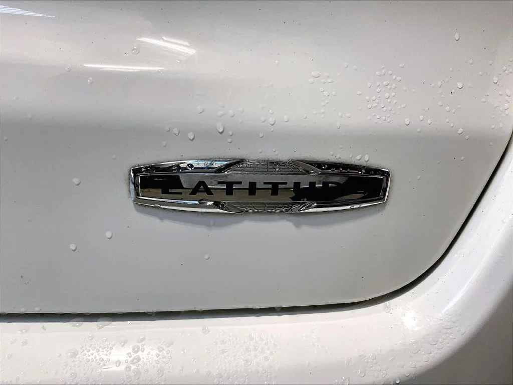 Used 2018 White Jeep Latitude image 30