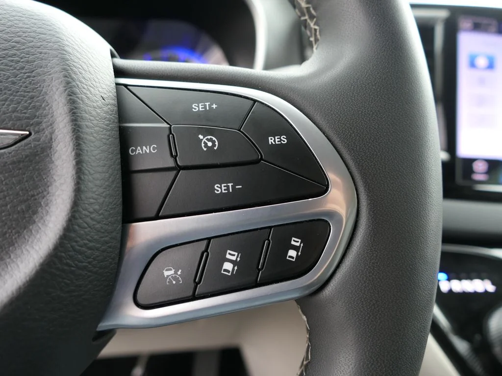Used 2023 White Chrysler Touring L image 13