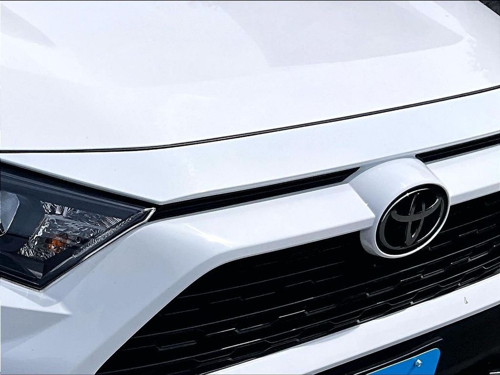 Used 2021 White Toyota LE image 31