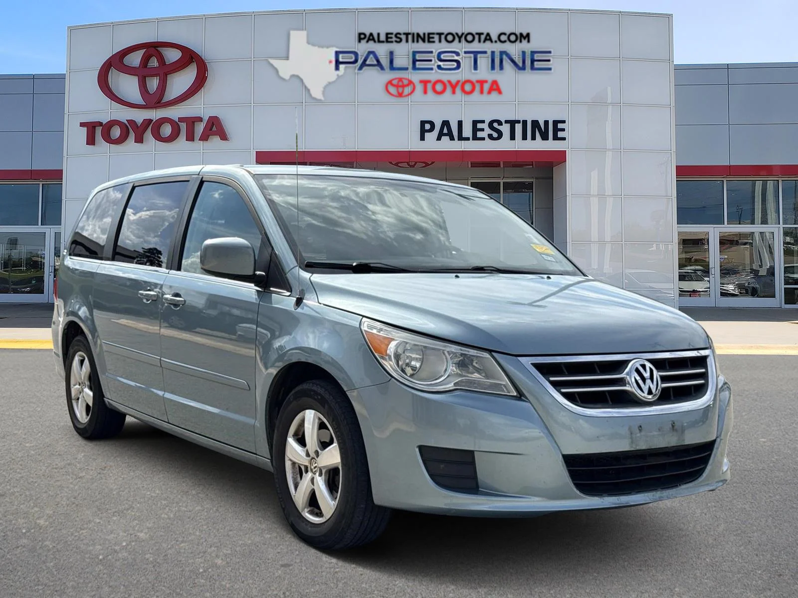 2010 Volkswagen Routan 3.8L SE's photo