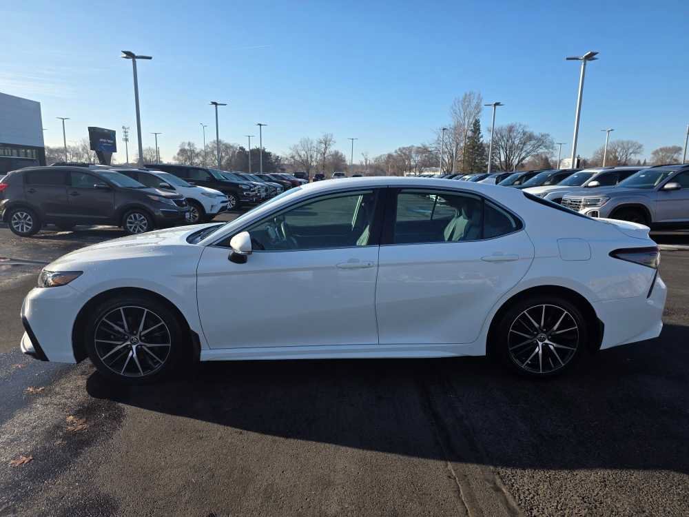 Used 2022 Toyota Camry SE with VIN 4T1G11AK3NU044586 for sale in St. Cloud, Minnesota