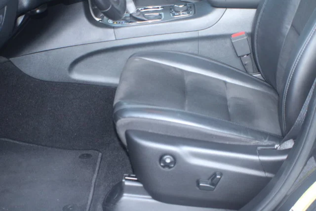 Used 2019 Diamond Black Crystal Pearlcoat Jeep Altitude image 14