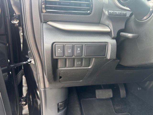 Used 2025  Mitsubishi SE image 15