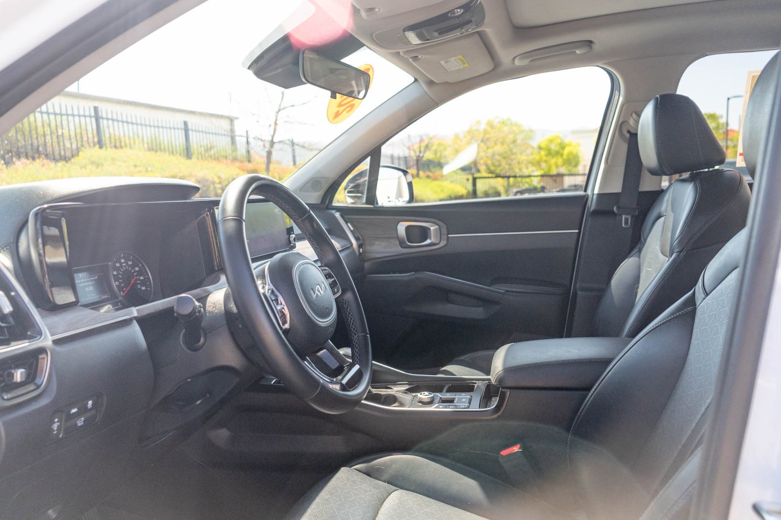 Used 2022 White Pearl Kia EX image 15