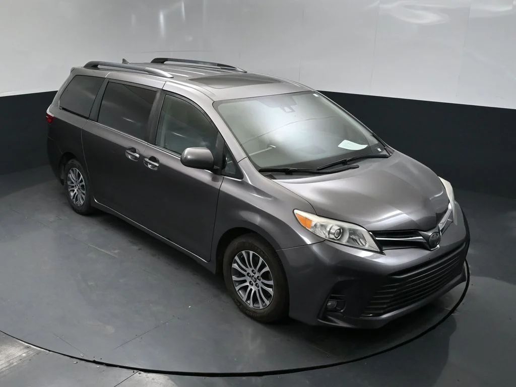 Used 2018 Gray Toyota XLE image 13