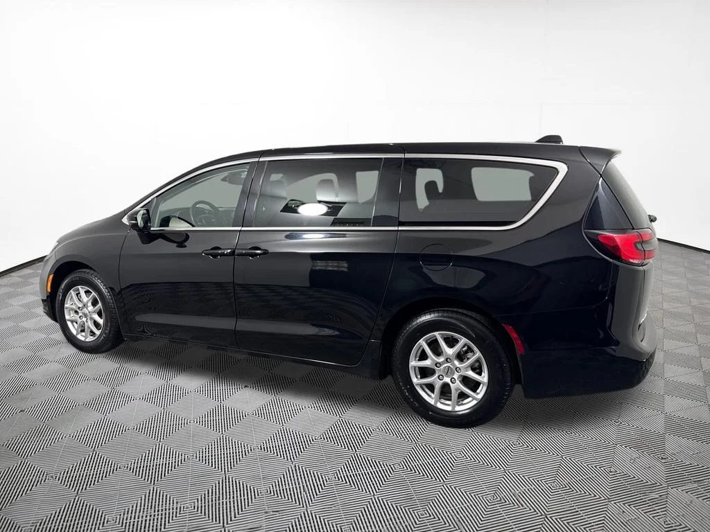 Used 2024 Black Chrysler Touring L image 11