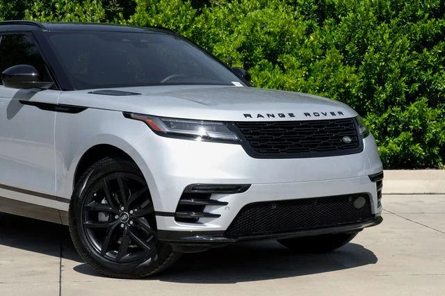 Certified Used 2025 Hakuba Silver Metallic Land Rover Dynamic SE image 9