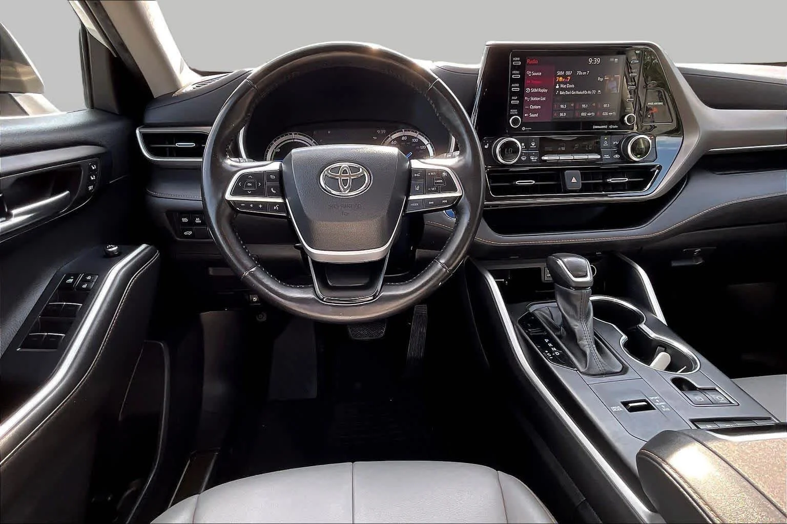 Used 2022 Wind Chill Pearl Toyota Hybrid Bronze Edition image 6