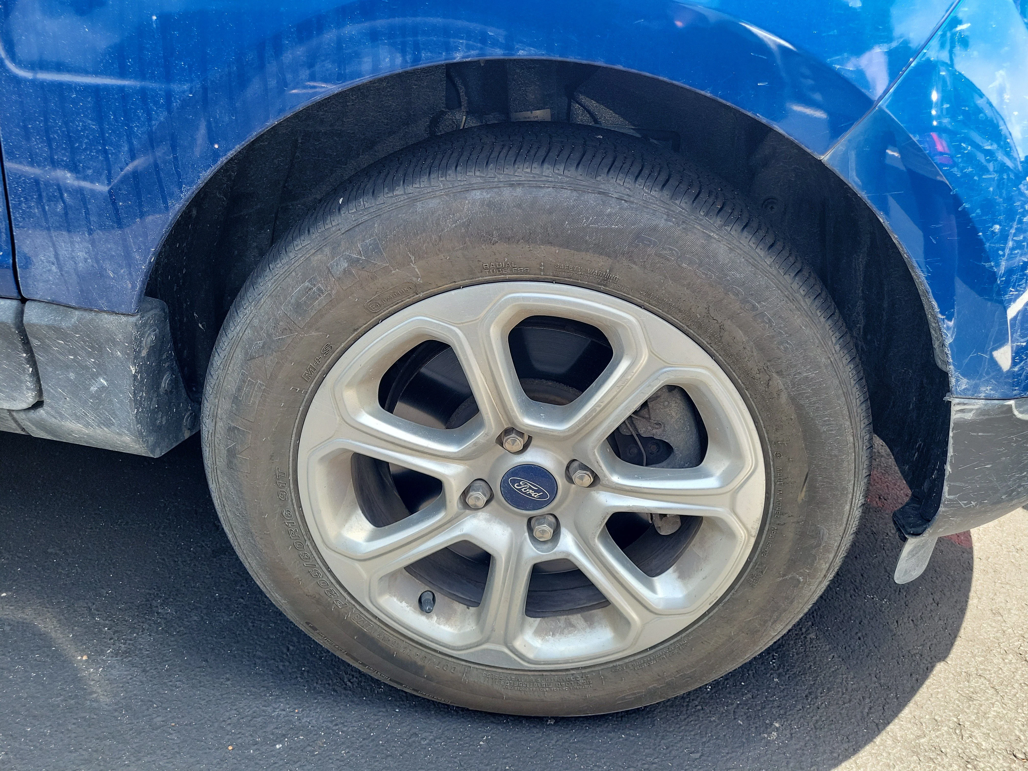 Used 2019 Lightning Blue Metallic Ford SE image 2