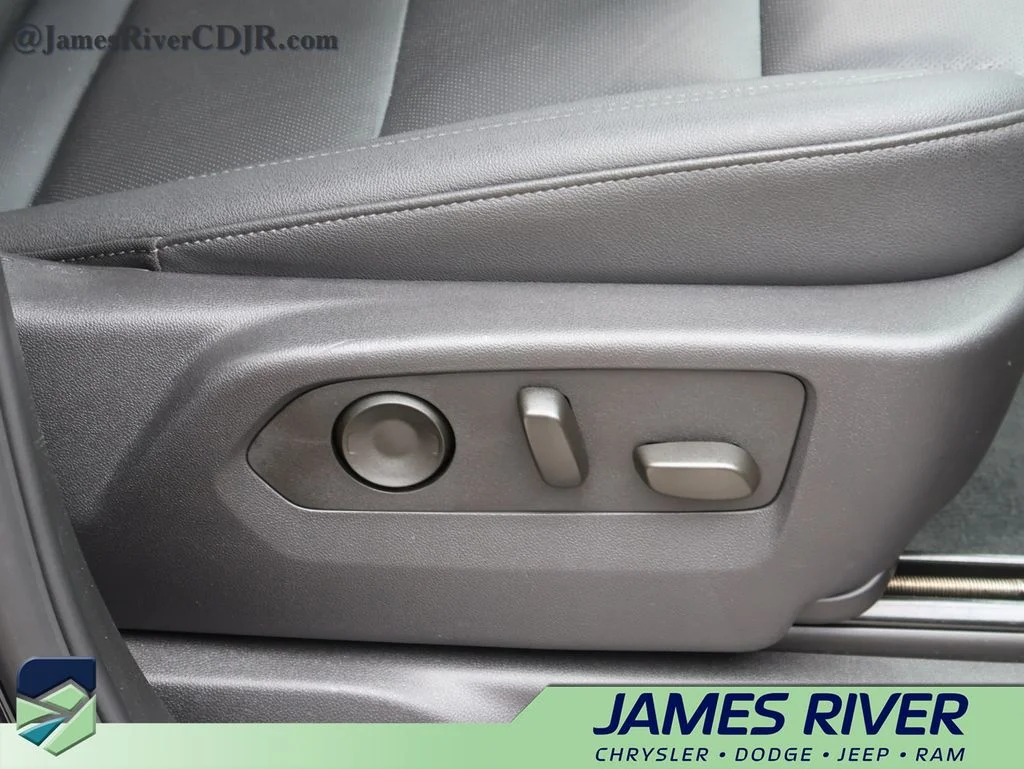 Used 2025 Silver GMC SLT image 10