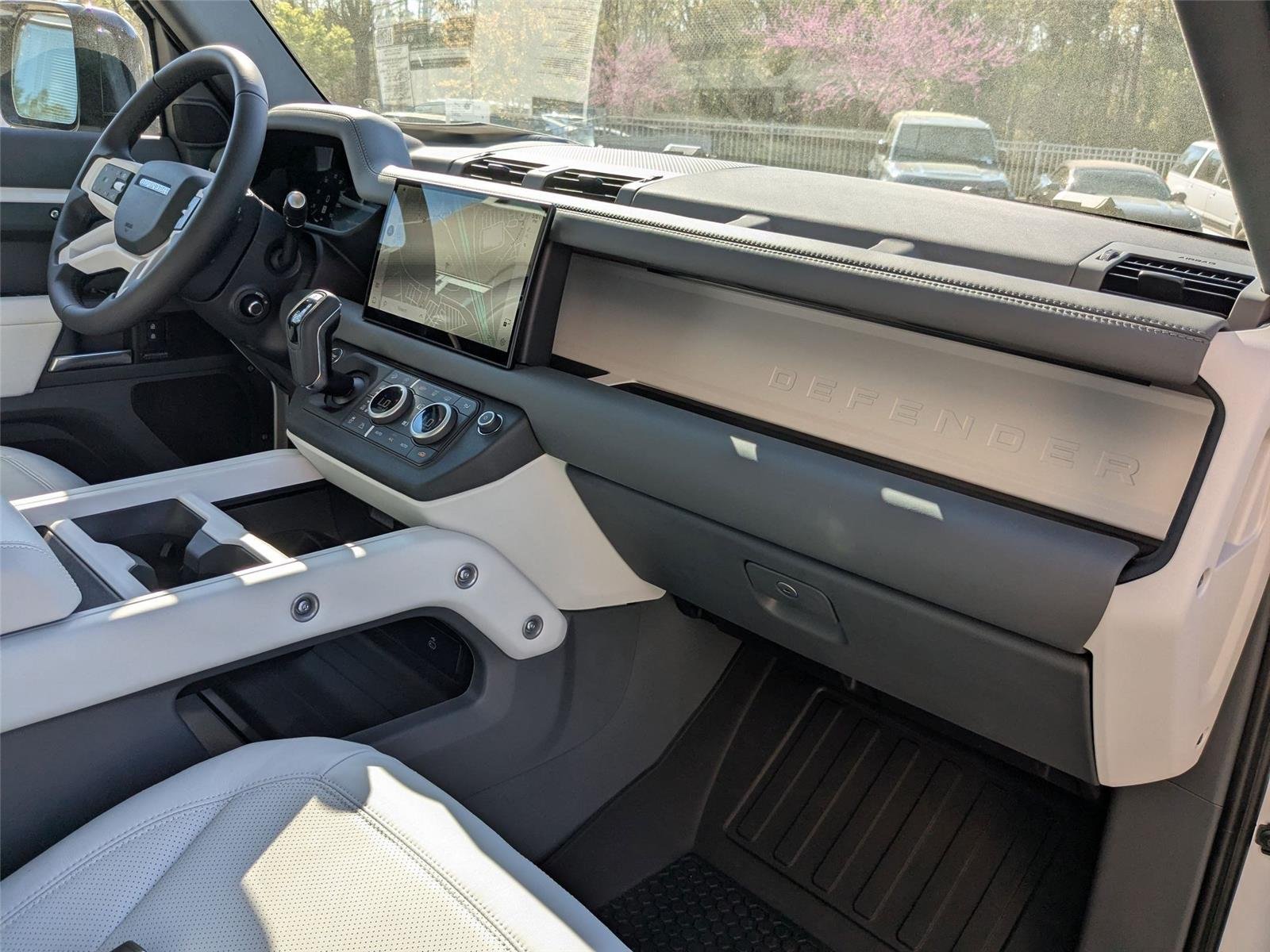 Used 2025 Fuji White Land Rover X-Dynamic SE image 38