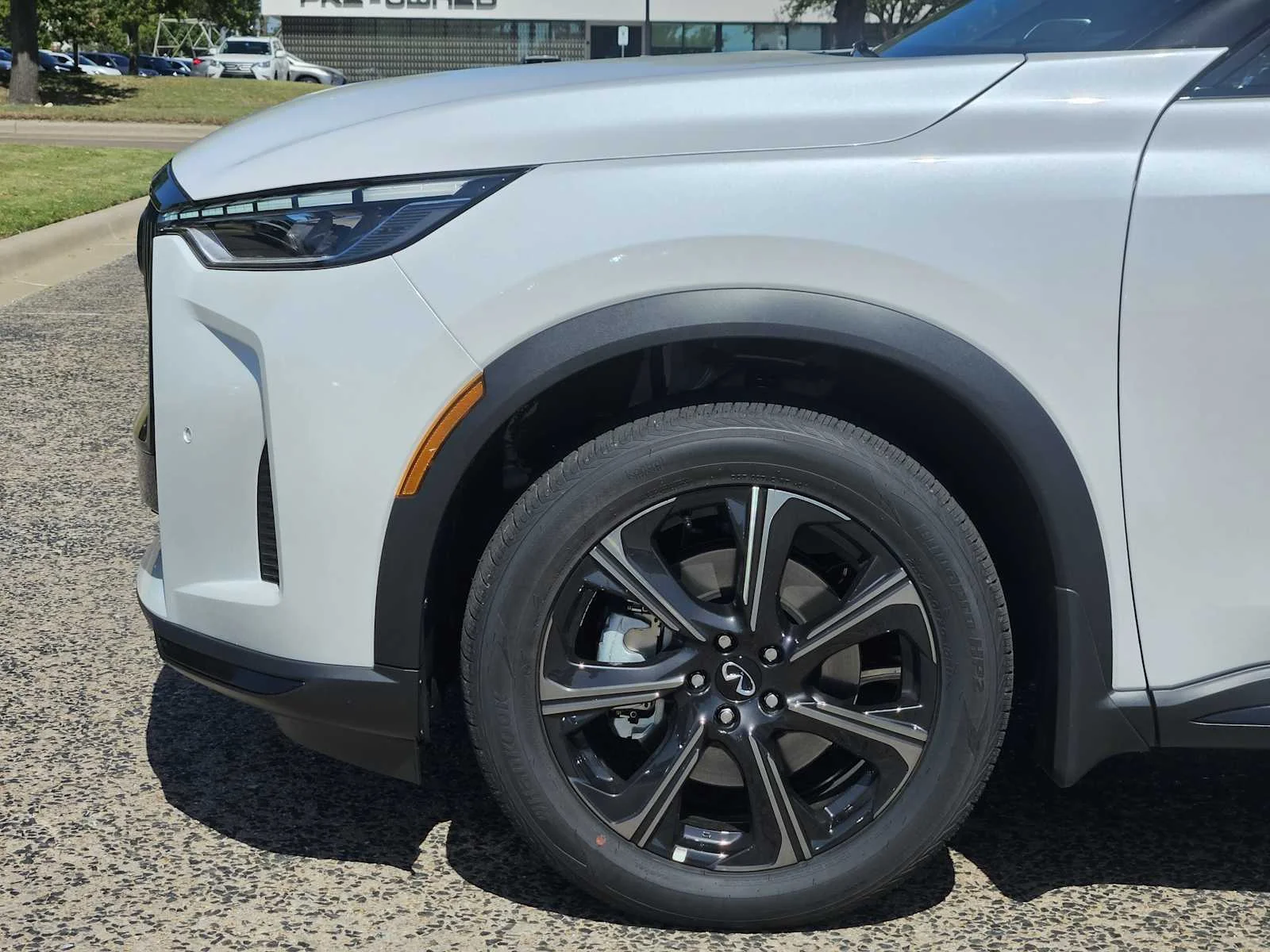 New 2027 2T RAD WHT INFINITI Autograph AWD image 5