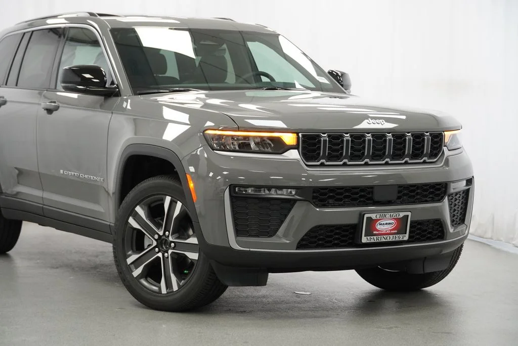 New 2027 Sting-Gray Clear-Coat Paint Jeep Limited image 3