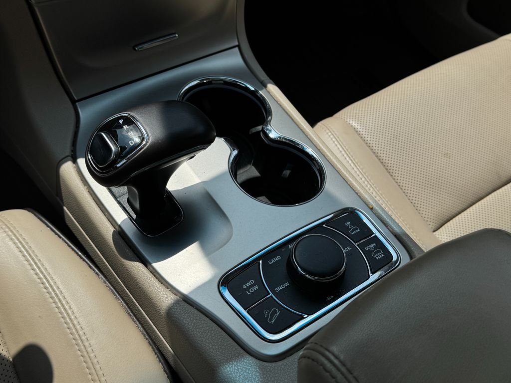 Used 2014 Cashmere Jeep Overland image 26