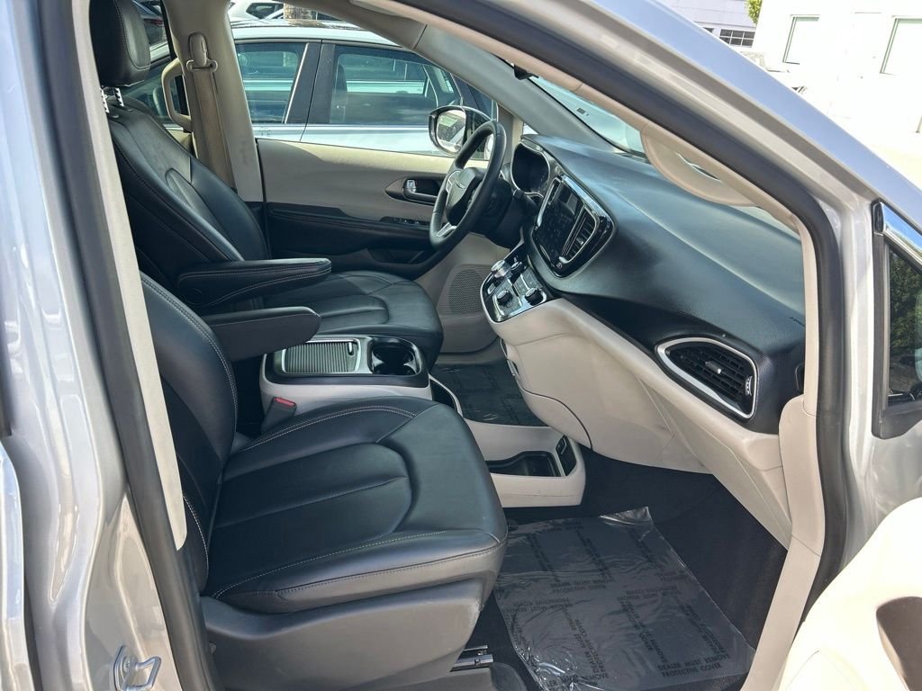 Used 2024 Silver Chrysler Touring L image 34