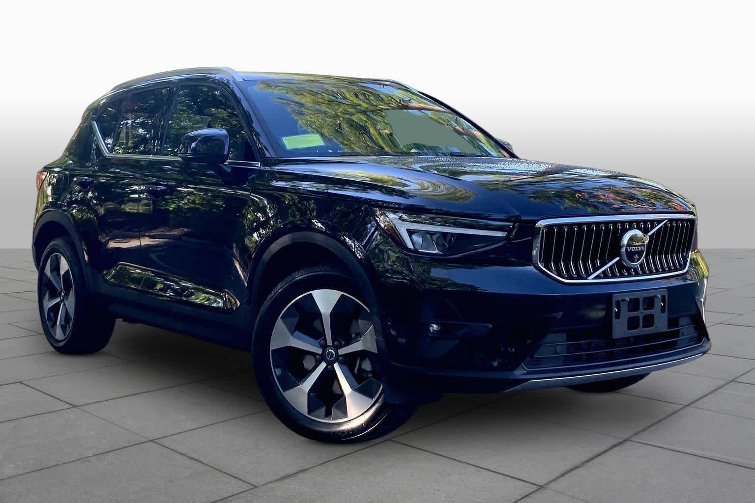 Used 2024 Onyx Black Metallic Volvo Plus Bright Theme image 2