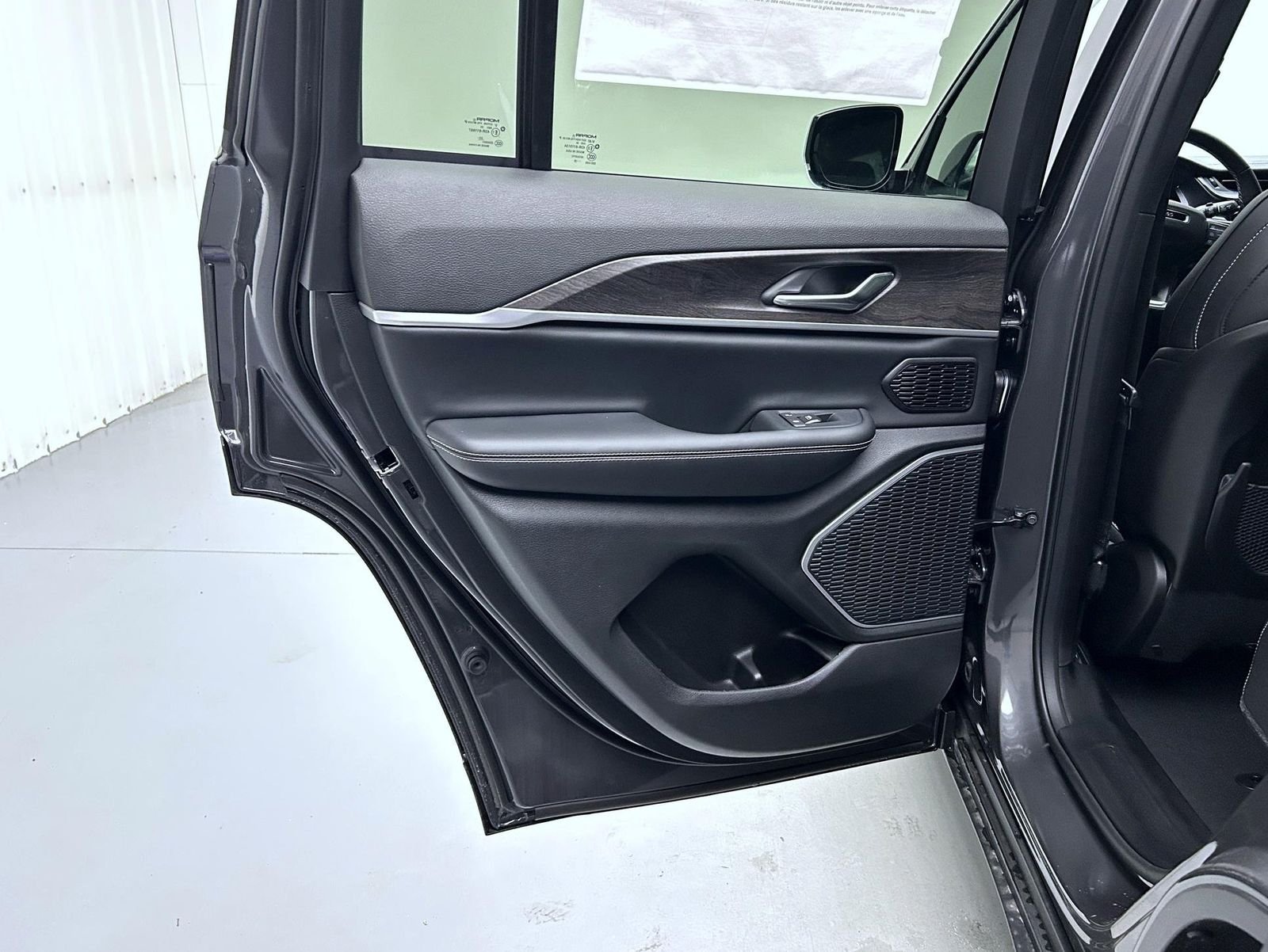 New 2026 Baltic Gray Metallic Clear-Coat Exterior Paint Jeep Limited image 20