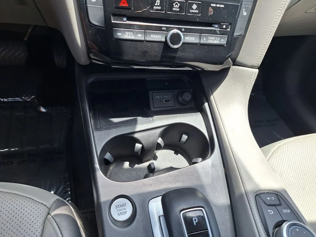 Used 2023 White INFINITI LUXE image 16