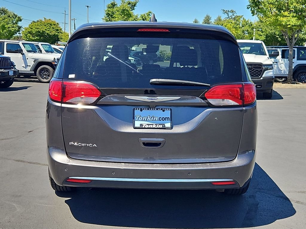 Used 2019 Granite Crystal Metallic Clearcoat Chrysler Touring Plus image 5