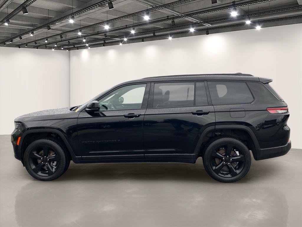 Used 2023 Diamond Black Crystal Pearlcoat Jeep Altitude image 4