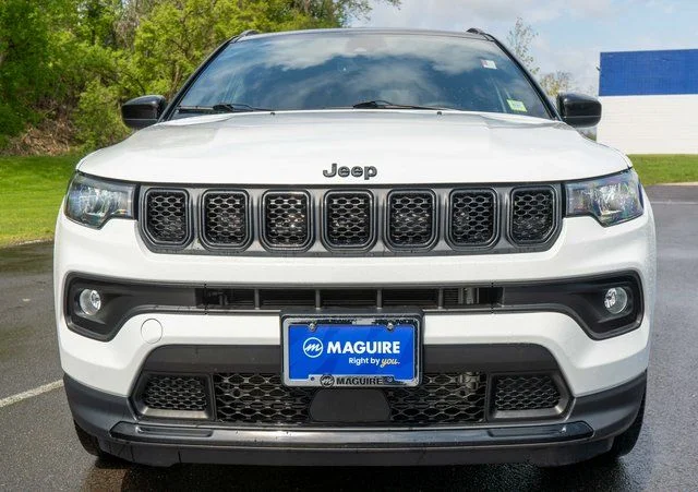 Used 2023 White Jeep Latitude image 3