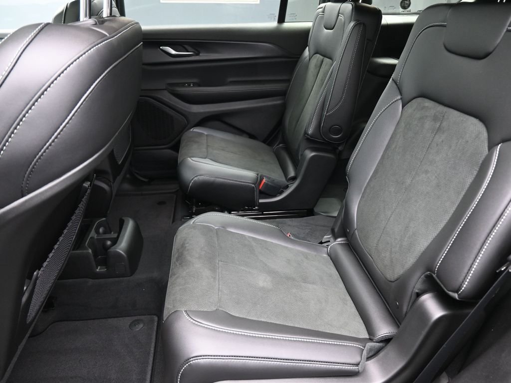 New 2025 Diamond Black Crystal Pearl-Coat Exterior Paint Jeep Altitude X image 12