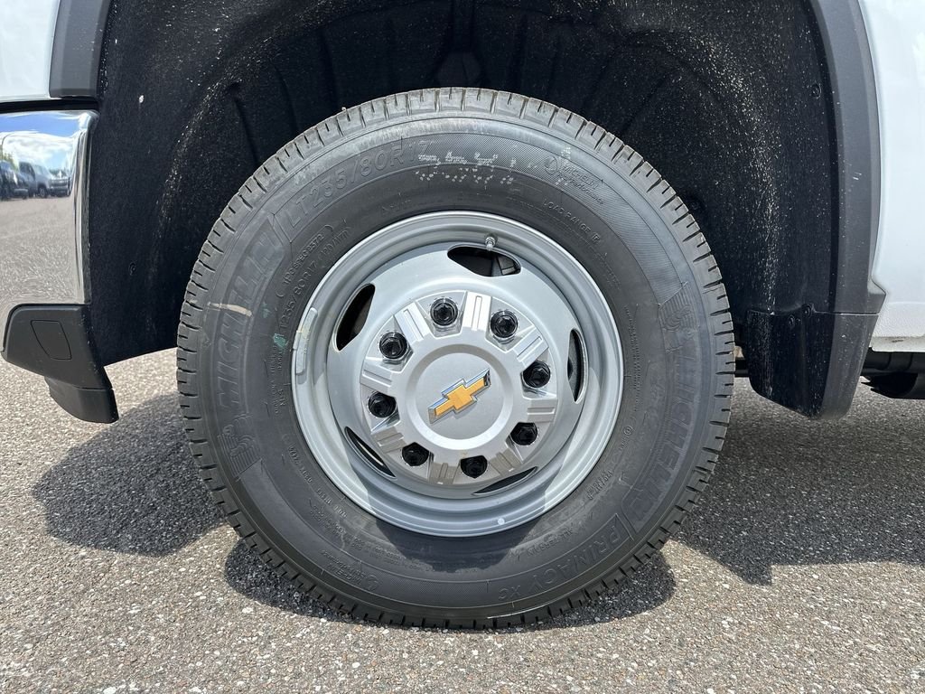 New 2026 Summit White Chevrolet Work Truck image 29