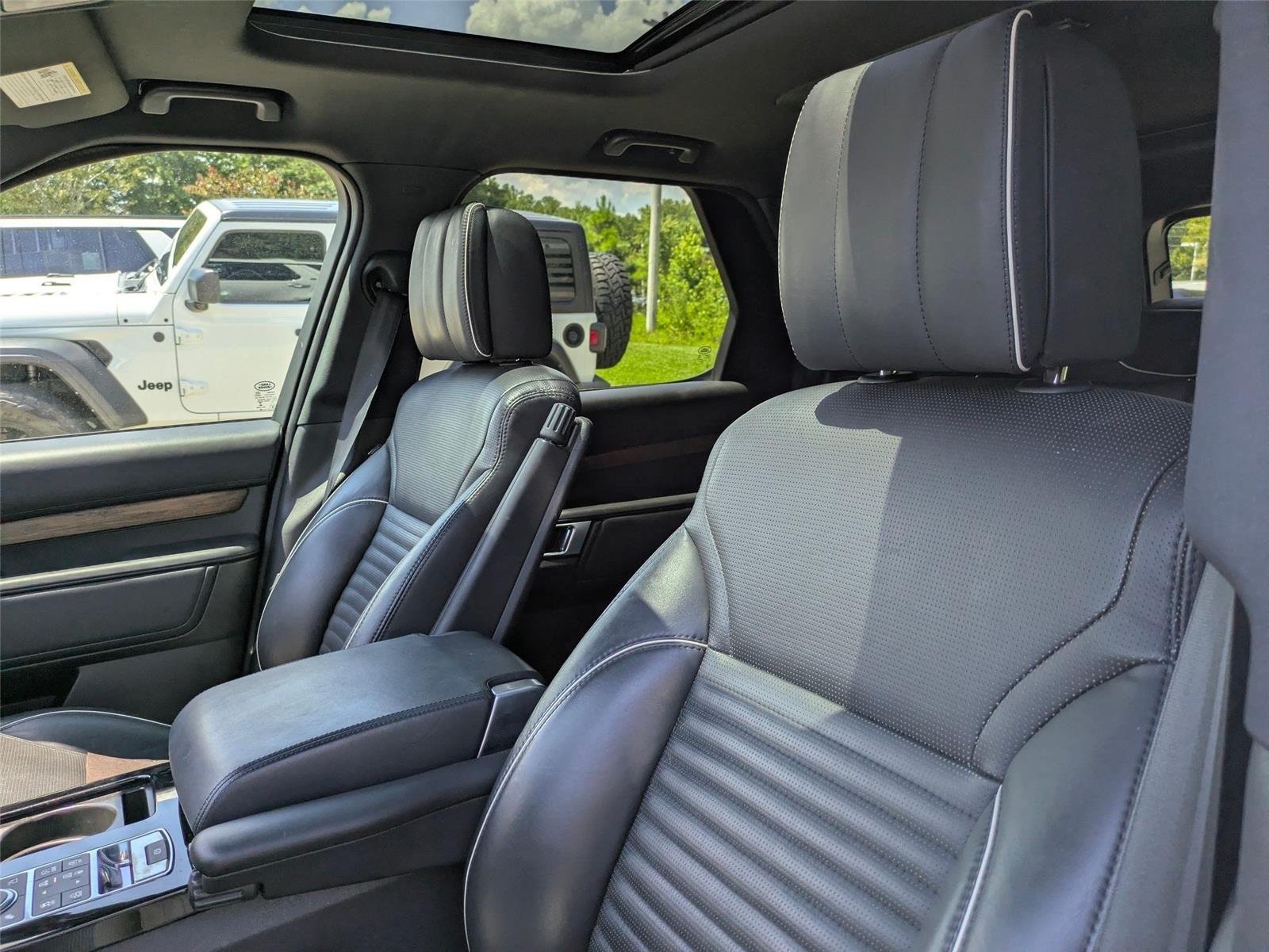 Used 2018 Fuji White Land Rover HSE Luxury image 19