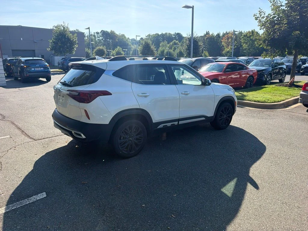 Used 2023 Snow White Pearl Kia Nightfall image 4