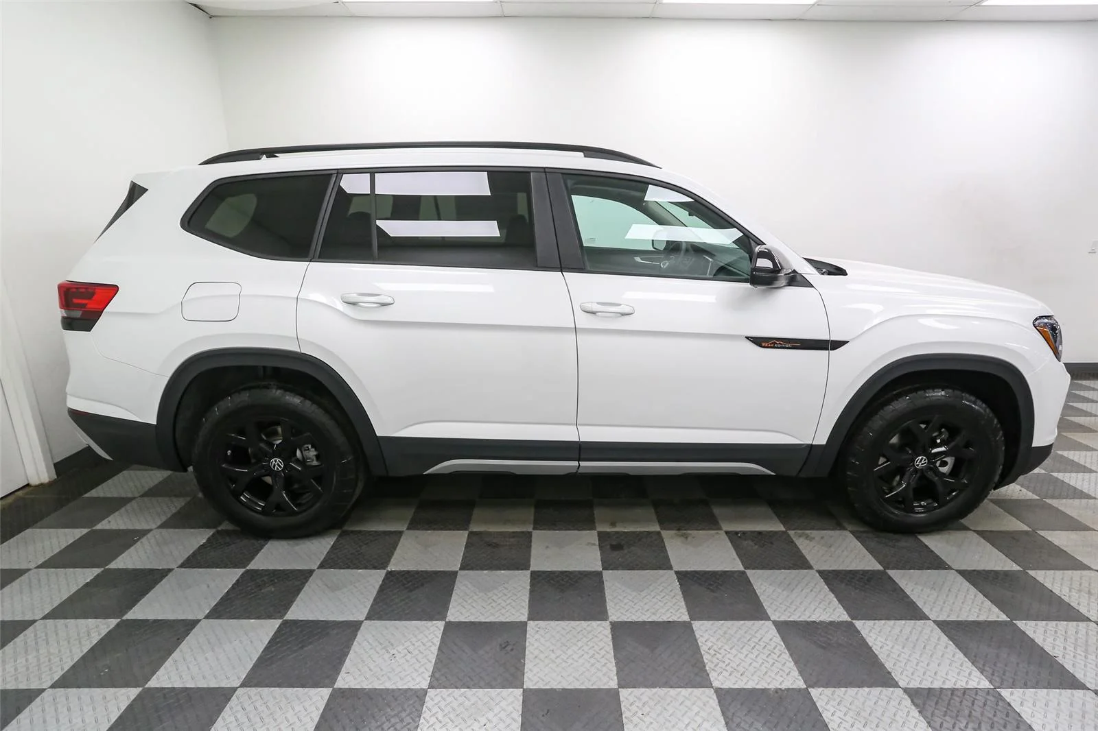 New 2026 Opal White Pearl Volkswagen 2.0T Peak Edition image 8