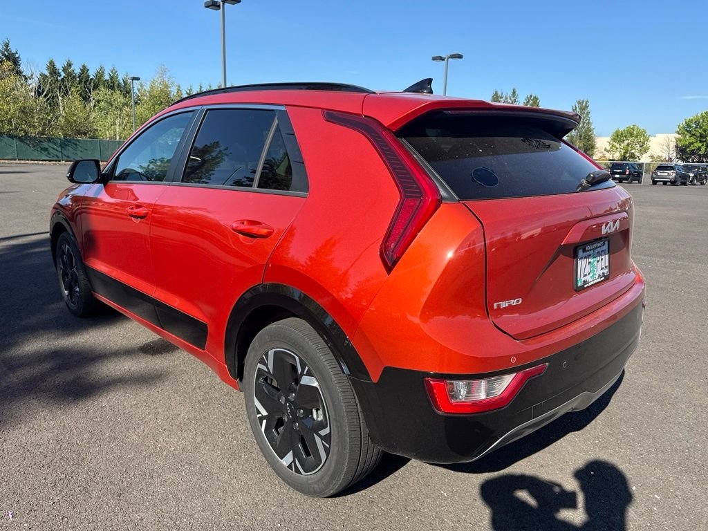 Used 2023 Fire Orange Kia Wind image 5