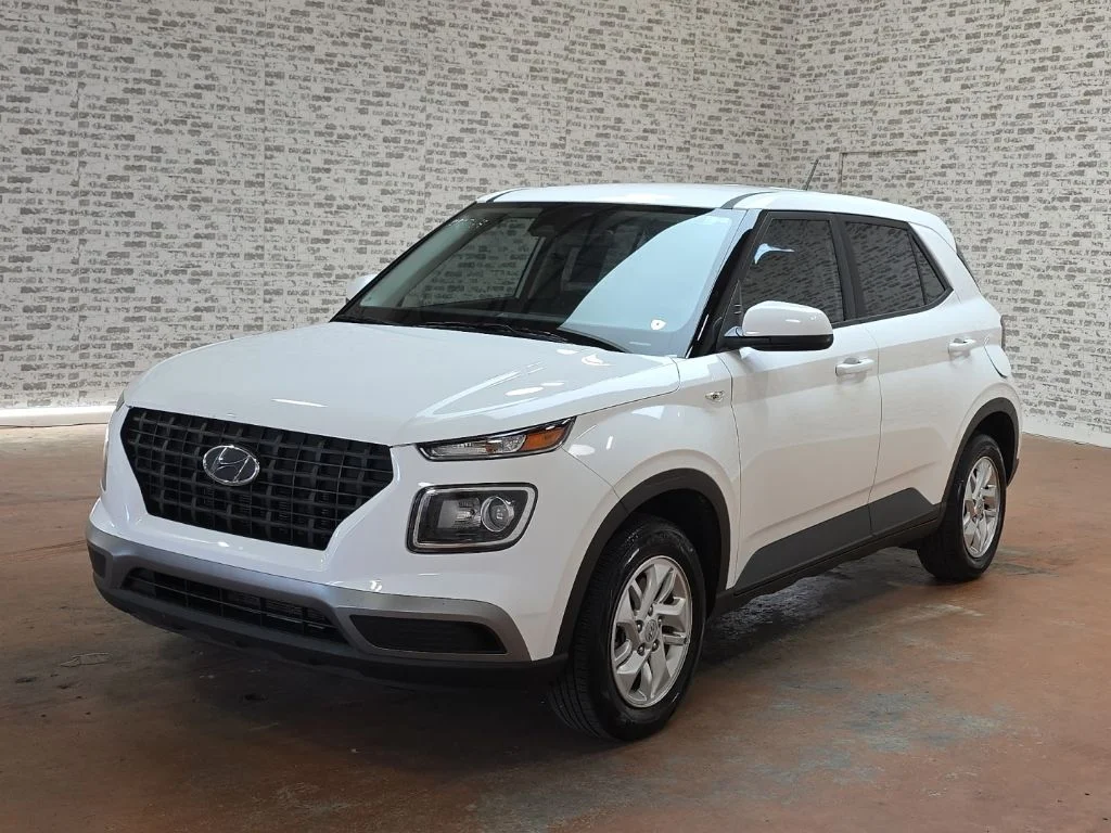 Used 2025 Lunar White Hyundai SE image 3