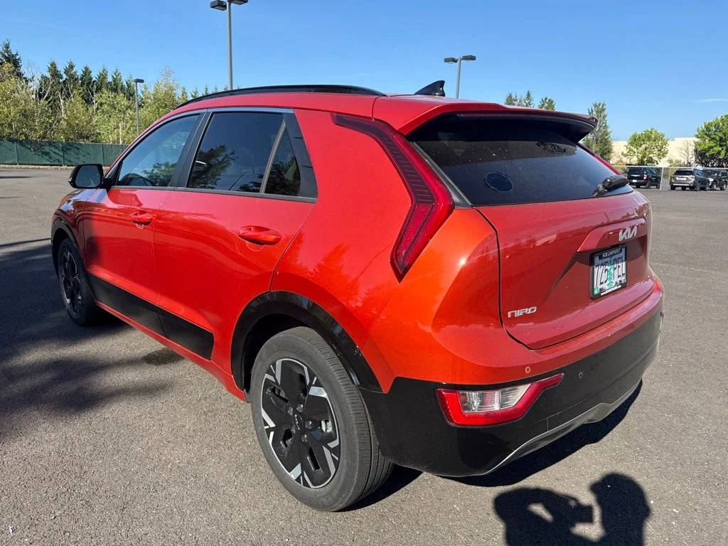 Used 2023 Fire Orange Kia Wind image 5
