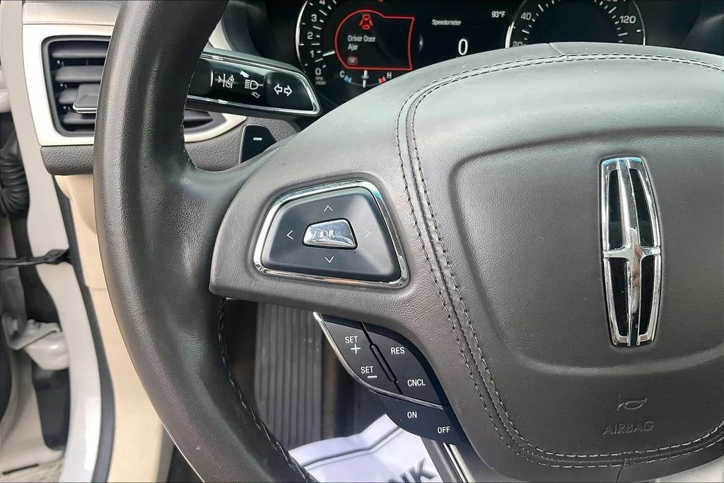 Used 2019 White Lincoln Standard image 16