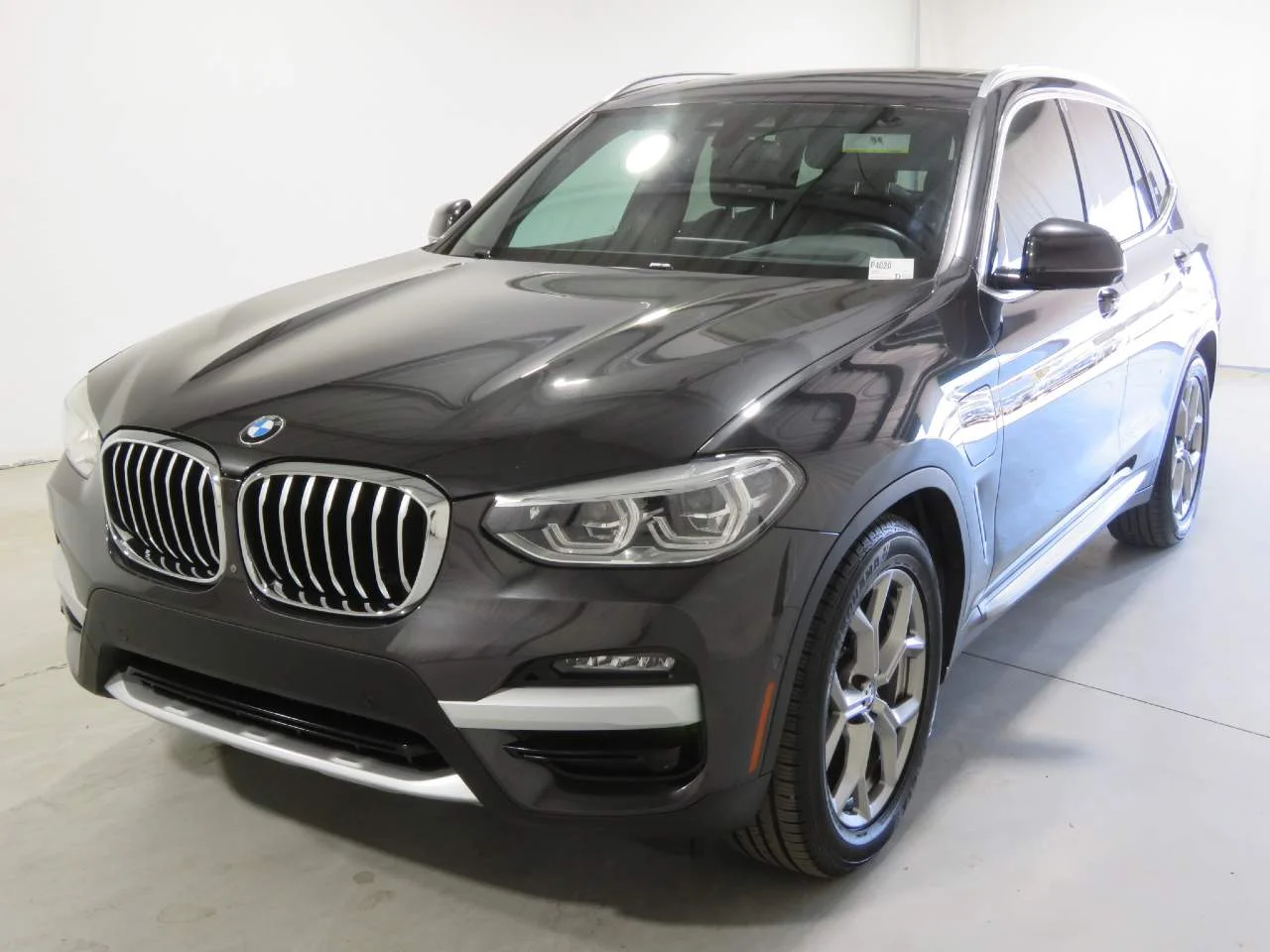 Used 2020 Dark Graphite Metallic BMW xDrive30e image 1