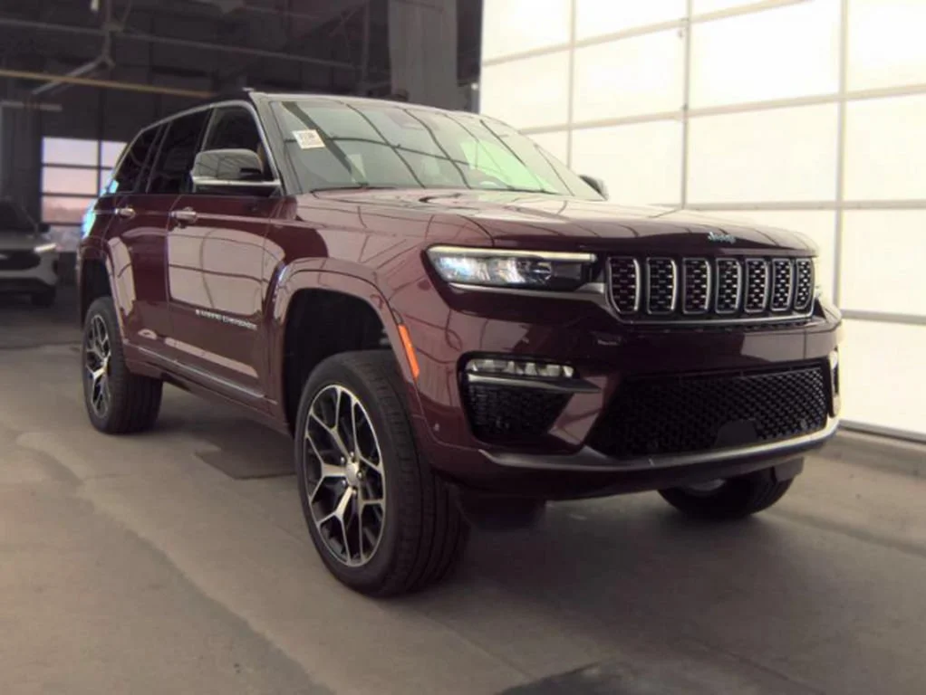 Used 2024 Velvet Jeep Summit Reserve 4xe image 4