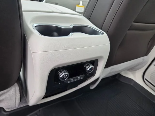 2026 GMC Acadia Denali - Photo 9