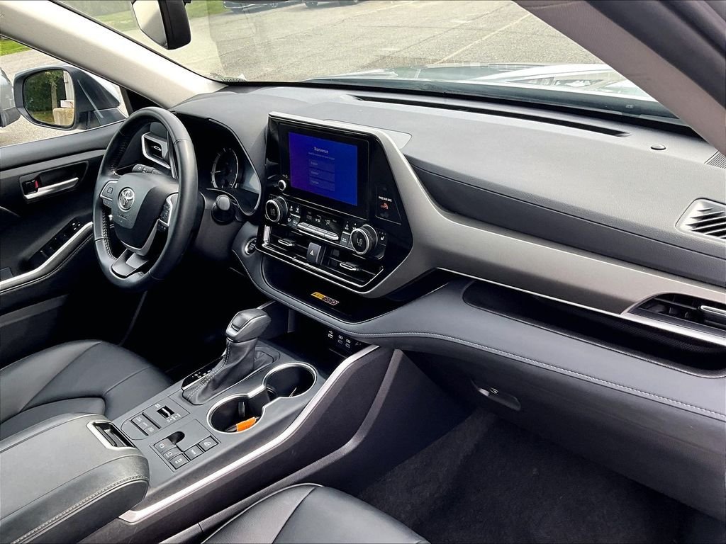 Used 2025 Silver Toyota XLE image 14