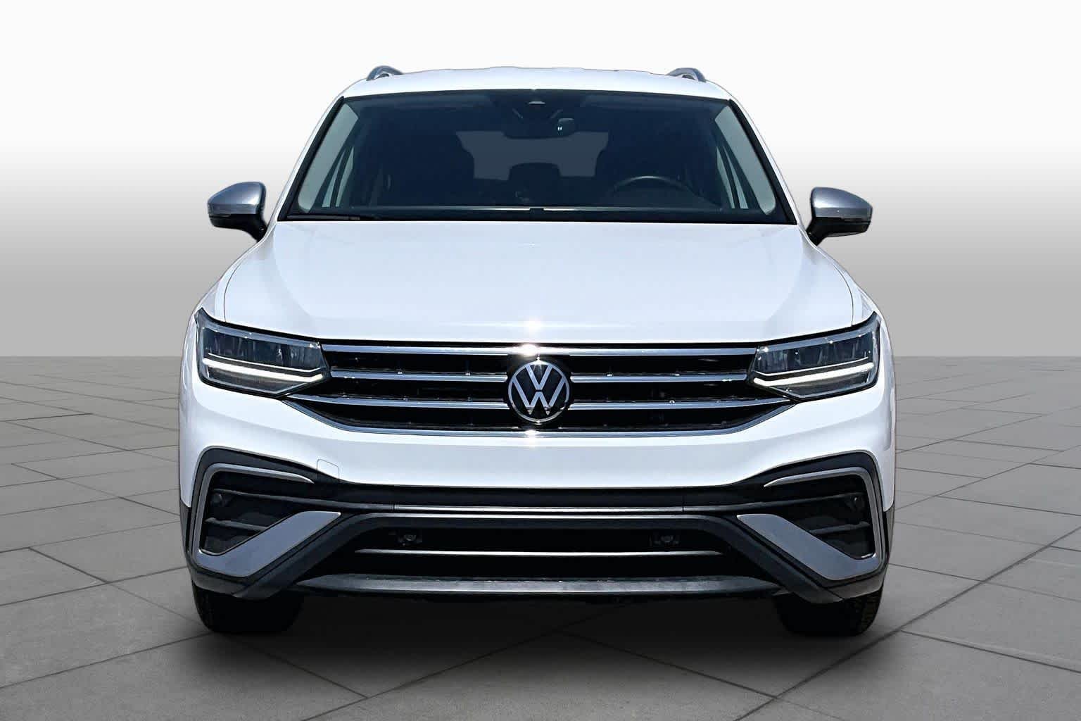 Used 2024 Pure White Volkswagen SE image 4