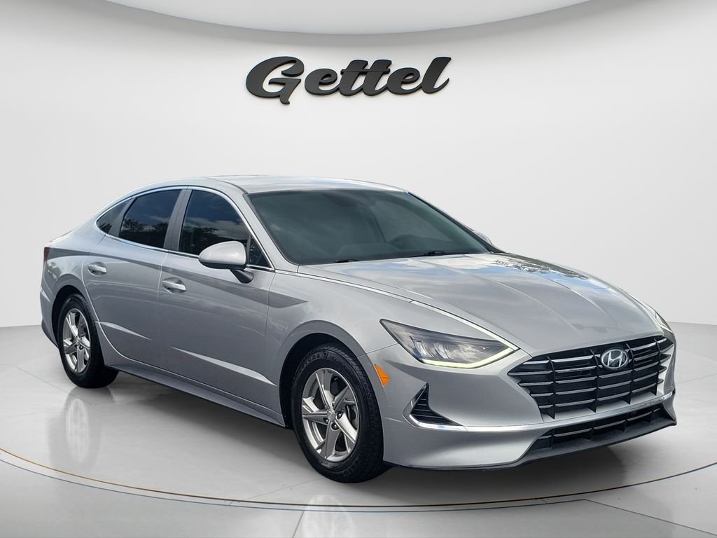Certified Used 2022 Silver Hyundai SE image 3