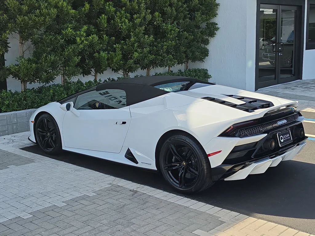 Used 2021 White Lamborghini Base image 3